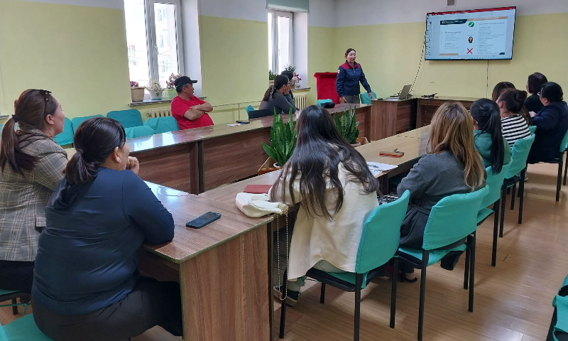 &#55357&#56425‍&#55357&#56508Улаангом сумын Худалдаа эрхлэгч нарт сургалт, мэдээлэл хийлээ. 
 ✅Сорьцын хяналтын улсын байцаагч бөгөөд Ахлах мэргэжилтэн Х.Лхагвасүрэн "Үйлчилгээний соёл"
 ✅Хэмжих хэрэгслийн баталгаажуулалтын мэргэжилтэн Д.Одончимэг "Хэмжил зүйн тухай хууль,нэгж дамжуулалтын тогтолцоо”
 ✅Бүтээгдэхүүн баталгаажуулалтын мэргэжилтэн Б. Цэвэлмаа “Цахим хүсэлт” сэдвээр тус тус сургалт хийж, зөвлөмж мэдээлэл өгч ажиллалаа.