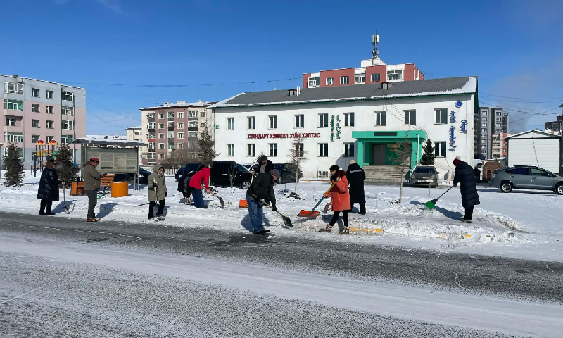Тус хэлтсийн албан хаагчид байгууллагын ойр орчмын 50 метр хүртэлх газрын зам талбайн цас мөсийг цэвэрлэж, халтиргаа гулгаа үүсэх, бэртэж гэмтэхээс урьдчилан сэргийлж, иргэдийн аюулгүй зорчих орчин нөхцөлийг бүрдүүлэн ажиллалаа.